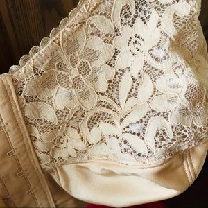 ⭐️Beige Bra Wirefree Front Closure Plus Size🌷